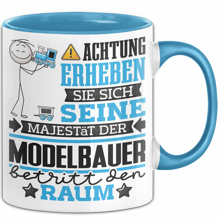 Modelbauer Geschenk Tasse Lustiger Spruch Erheben Sie Sich Der Modelbauer Betritt den Raum Blau Trendation