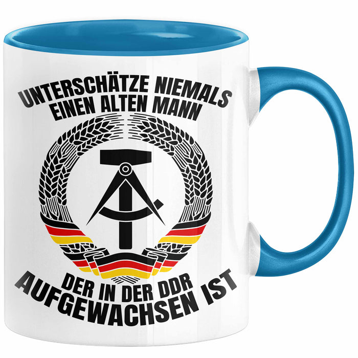 DDR Mann Tasse Geschenk Unterschätze Niemals Einen Alten Mann Der In Der DDR AufgewachsenIst Kaffee-Becher Blau Trendation