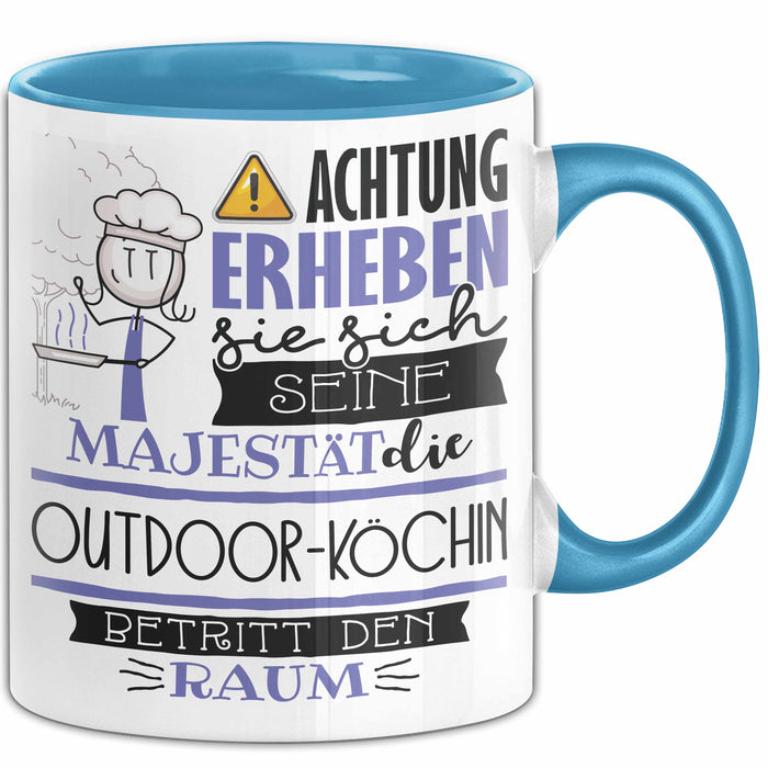 Outdoor-Köchin Tasse Geschenk Lustiger Spruch Bitte Erheben Sie Sich Seine Majestät Die Outdoor-Köchin Betritt Den Raum Blau Trendation
