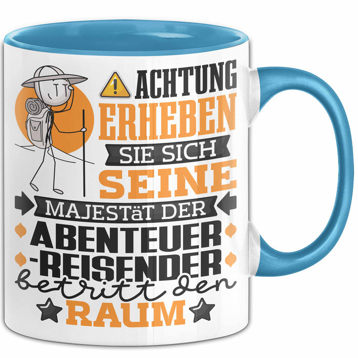 Abenteurreisender Geschenk Tasse Lustiger Spruch Erheben Sie Sich Der Abenteurreisender Betritt den Raum Blau Trendation