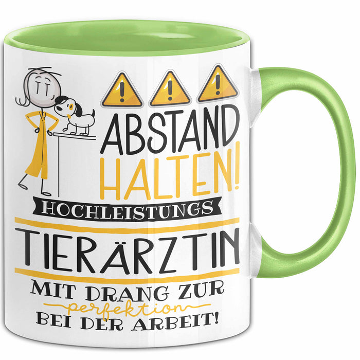 Tierärztin Tasse Geschenk Lustig Abstand Halten Hochleistungs-Tierärztin Mit Drang Zur Perfektion Bei Der Arbeit Grün Trendation