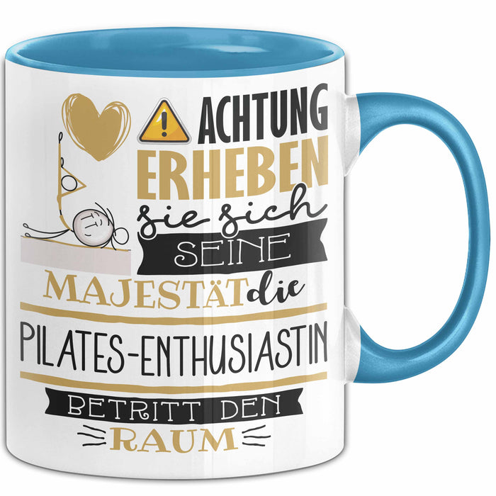 Pilates-Enthusiastin Tasse Geschenk Lustiger Spruch Bitte Erheben Sie Sich Seine Majestät Die Pilates-Enthusiastin Betritt Den Raum Blau Trendation