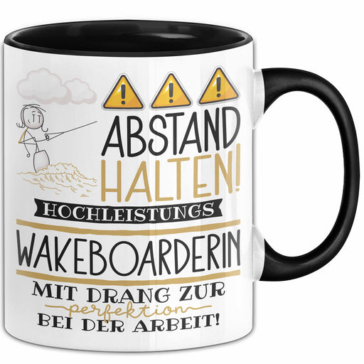 Wakeboarderin Tasse Geschenk Lustig Abstand Halten Hochleistungs-Wakeboarderin Mit Drang Zur Perfektion Bei Der Arbeit Trendation
