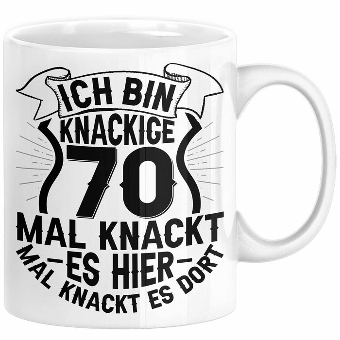 70er Geburtstag Geschenk Männer Frauen Ich Bin Knackige 70 Tasse Geschenkidee Lustiger Spruch Opa 70. Geburtstag Kaffee-Becher Weiß Trendation