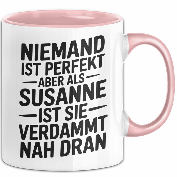 Susanne Tasse Geschenk Niemand Ist Perfekt Susanne Verdammt Nah Dran Geschenkidee Rosa Trendation