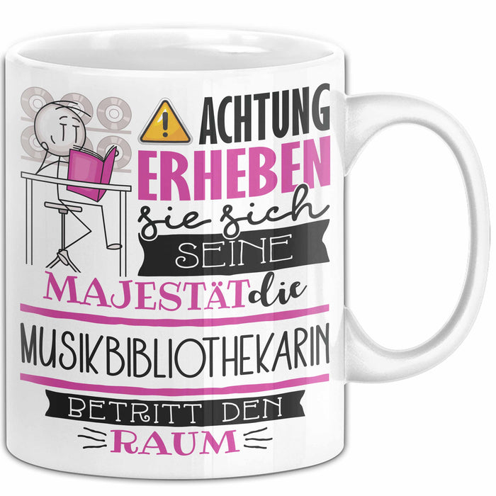 Musikbibliothekarin Tasse Geschenk Lustiger Spruch Bitte Erheben Sie Sich Seine Majestät Die Musikbibliothekarin Betritt Den Raum Weiß Trendation