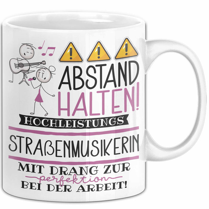 Straßenmusikerin Tasse Geschenk Lustig Abstand Halten Hochleistungs-Straßenmusikerin Mit Drang Zur Perfektion Bei Der Arbeit Weiß Trendation