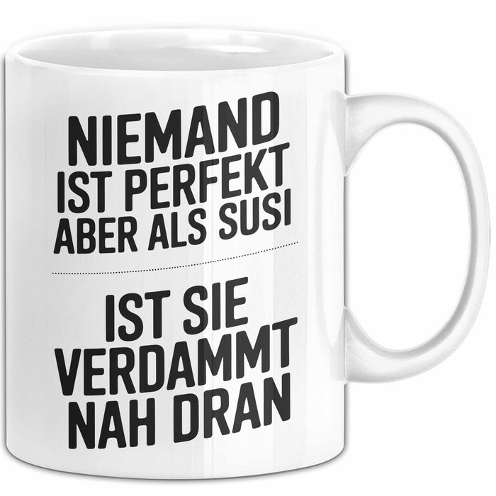 Susi Tasse Geschenk Niemand Ist Perfekt Susi Verdammt Nah Dran Geschenkidee Weiß Trendation