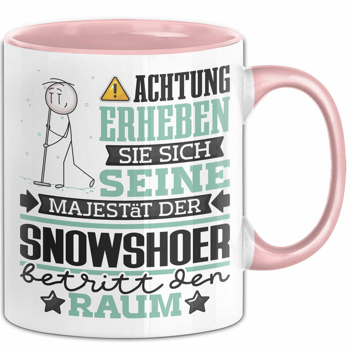 Snowshoer Geschenk Tasse Lustiger Spruch Erheben Sie Sich Der Snowshoer Betritt den Raum Rosa Trendation
