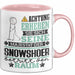 Snowshoer Geschenk Tasse Lustiger Spruch Erheben Sie Sich Der Snowshoer Betritt den Raum Rosa Trendation