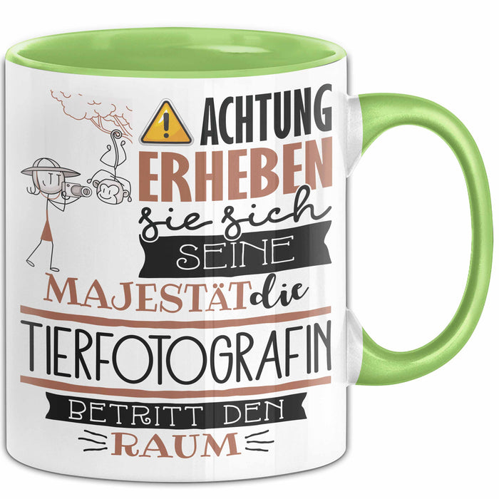 Tierfotografin Tasse Geschenk Lustiger Spruch Bitte Erheben Sie Sich Seine Majestät Die Tierfotografin Betritt Den Raum Grün Trendation
