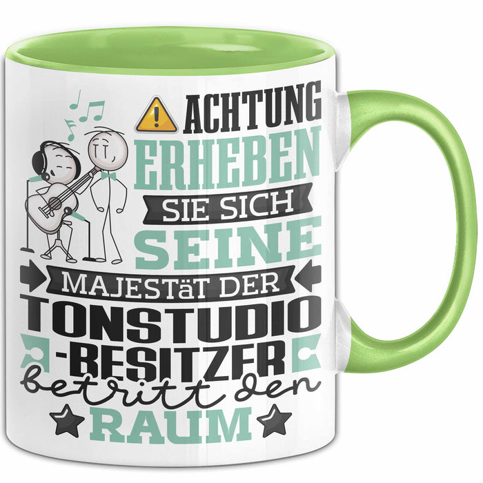 Tonstudio-Besitzer Geschenk Tasse Lustiger Spruch Erheben Sie Sich Der Tonstudio-Besitzer Betritt den Raum Grün Trendation