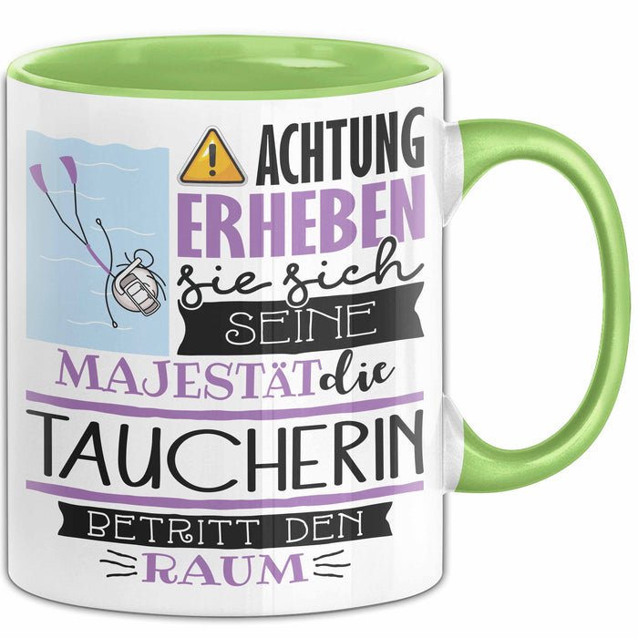Taucherin Tasse Geschenk Lustiger Spruch Bitte Erheben Sie Sich Seine Majestät Die Taucherin Betritt Den Raum Grün Trendation
