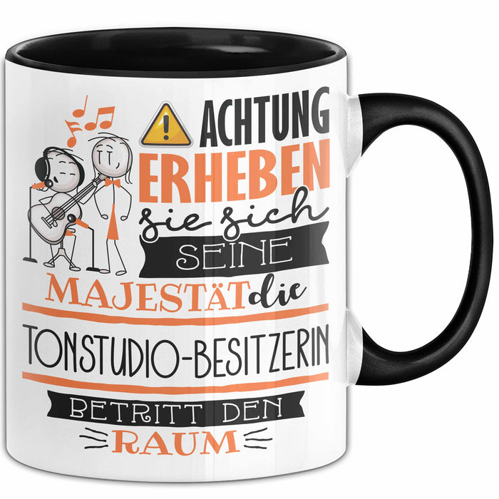 Tonstudio-Besitzerin Tasse Geschenk Lustiger Spruch Bitte Erheben Sie Sich Seine Majestät Die Tonstudio-Besitzerin Betritt Den Raum Schwarz Trendation