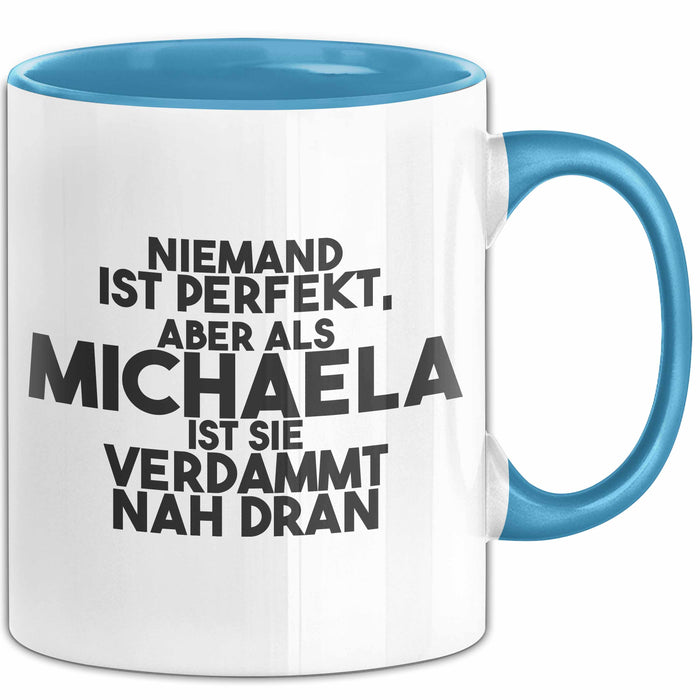 Michaela Tasse Niemand Ist Perfekt, Michaela Ist Nah Dran Geschenk Blau Trendation