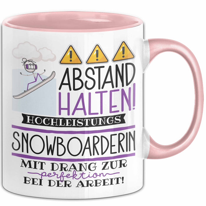 Snowboarderin Tasse Geschenk Lustig Abstand Halten Hochleistungs-Snowboarderin Mit Drang Zur Perfektion Bei Der Arbeit Rosa Trendation