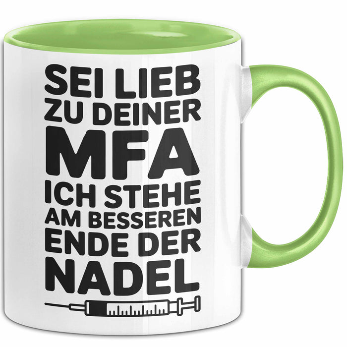 Medizinischer Assistent Arzt Tasse Geschenk Lustige Geschenkidee Spruch Sei Lieb Zu Deiner Mfa Ich Stehe Am Besseren Ende Der Nadel Grün Trendation