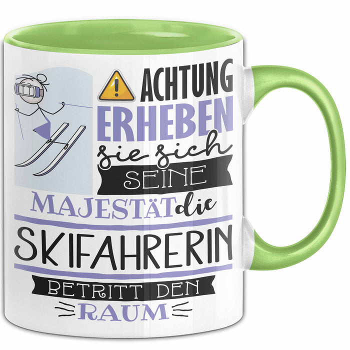 Skifahrerin Tasse Geschenk Lustiger Spruch Bitte Erheben Sie Sich Seine Majestät Die Skifahrerin Betritt Den Raum Grün Trendation