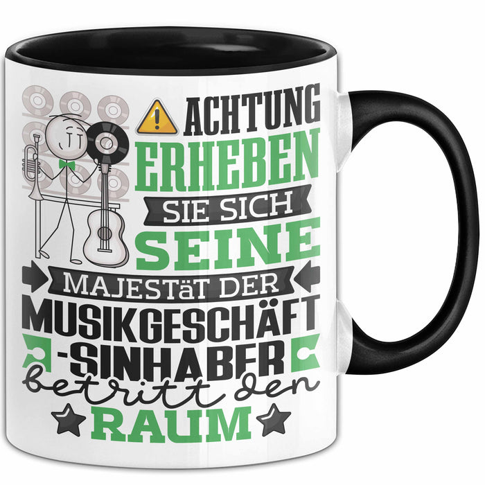 Musikgeschäftsinhaber Geschenk Tasse Lustiger Spruch Erheben Sie Sich Der Musikgeschäftsinhaber Betritt den Raum Schwarz Trendation