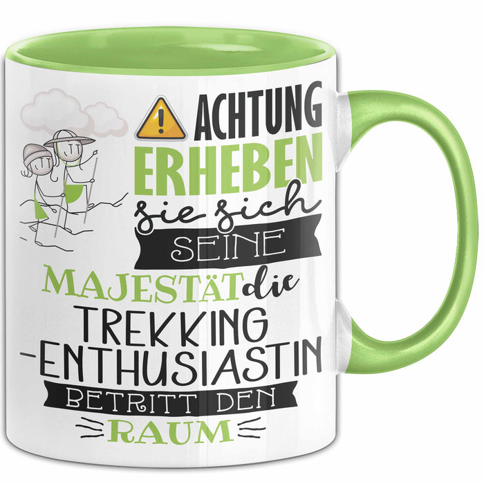 Trekking-Enthusiastin Tasse Geschenk Lustiger Spruch Bitte Erheben Sie Sich Seine Majestät Die Trekking-Enthusiastin Betritt Den Raum Grün Trendation
