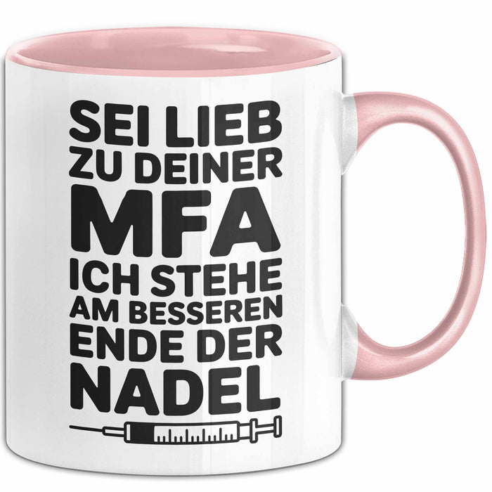 Medizinischer Assistent Arzt Tasse Geschenk Lustige Geschenkidee Spruch Sei Lieb Zu Deiner Mfa Ich Stehe Am Besseren Ende Der Nadel Rosa Trendation