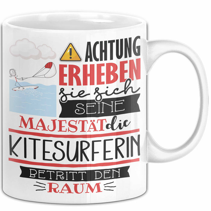 Kitesurferin Tasse Geschenk Lustiger Spruch Bitte Erheben Sie Sich Seine Majestät Die Kitesurferin Betritt Den Raum Weiß Trendation