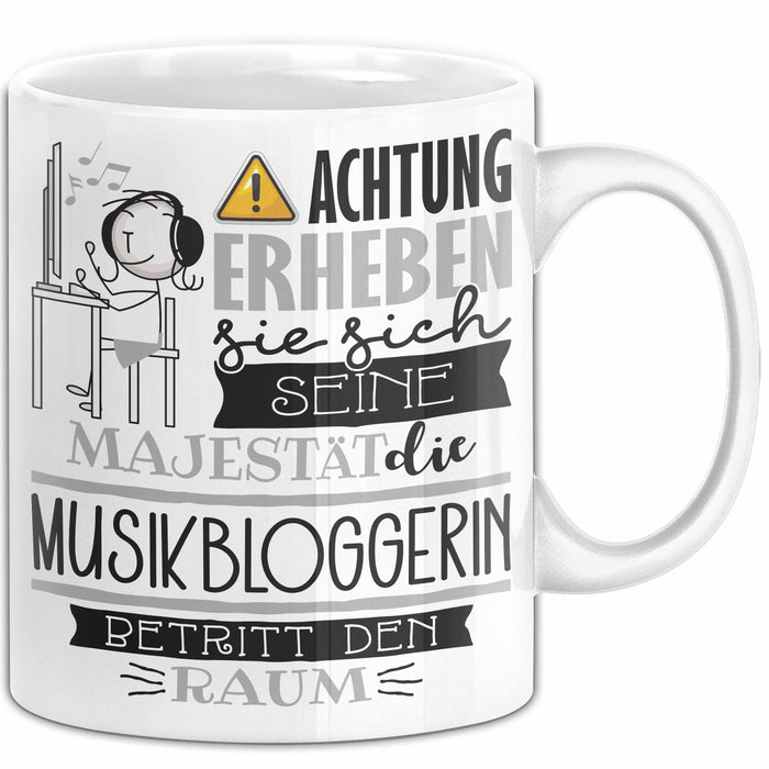 Musikbloggerin Tasse Geschenk Lustiger Spruch Bitte Erheben Sie Sich Seine Majestät Die Musikbloggerin Betritt Den Raum Weiß Trendation