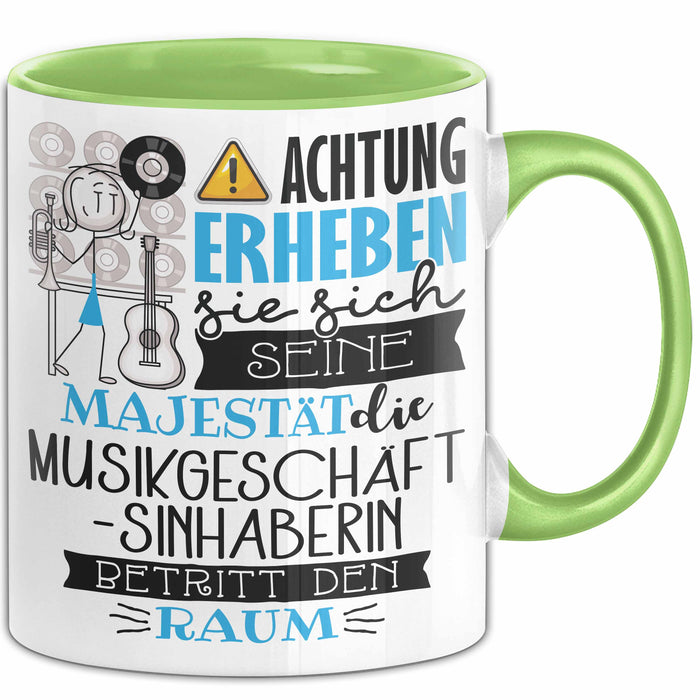 Musikgeschäftsinhaberin Tasse Geschenk Lustiger Spruch Bitte Erheben Sie Sich Seine Majestät Die Musikgeschäftsinhaberin Betritt Den Raum Grün Trendation