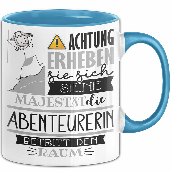Abenteurerin Tasse Geschenk Lustiger Spruch Bitte Erheben Sie Sich Seine Majestät Die Abenteurerin Betritt Den Raum Blau Trendation
