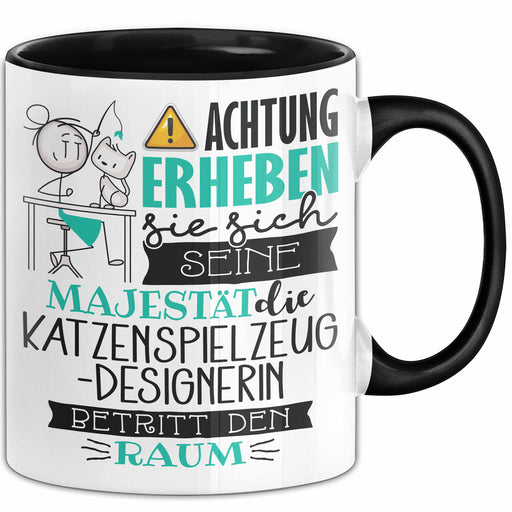 Katzenspielzeug-Designerin Tasse Geschenk Lustiger Spruch Bitte Erheben Sie Sich Seine Majestät Die Katzenspielzeug-Designerin Betritt Den Raum Schwarz Trendation