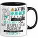 Katzenspielzeug-Designerin Tasse Geschenk Lustiger Spruch Bitte Erheben Sie Sich Seine Majestät Die Katzenspielzeug-Designerin Betritt Den Raum Schwarz Trendation