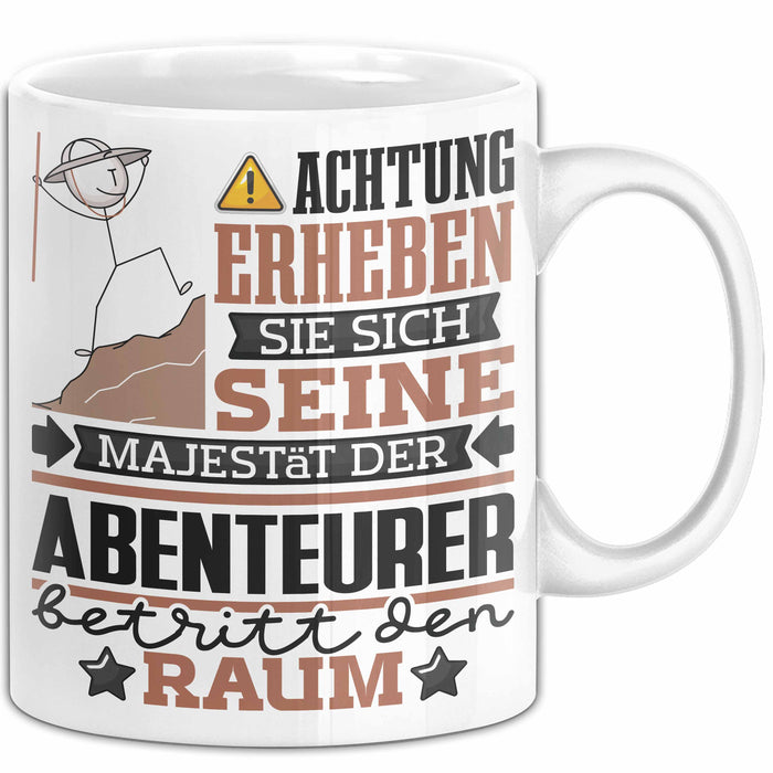 Abenteurer Geschenk Tasse Lustiger Spruch Erheben Sie Sich Der Abenteurer Betritt den Raum Weiß Trendation
