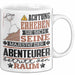 Abenteurer Geschenk Tasse Lustiger Spruch Erheben Sie Sich Der Abenteurer Betritt den Raum Weiß Trendation