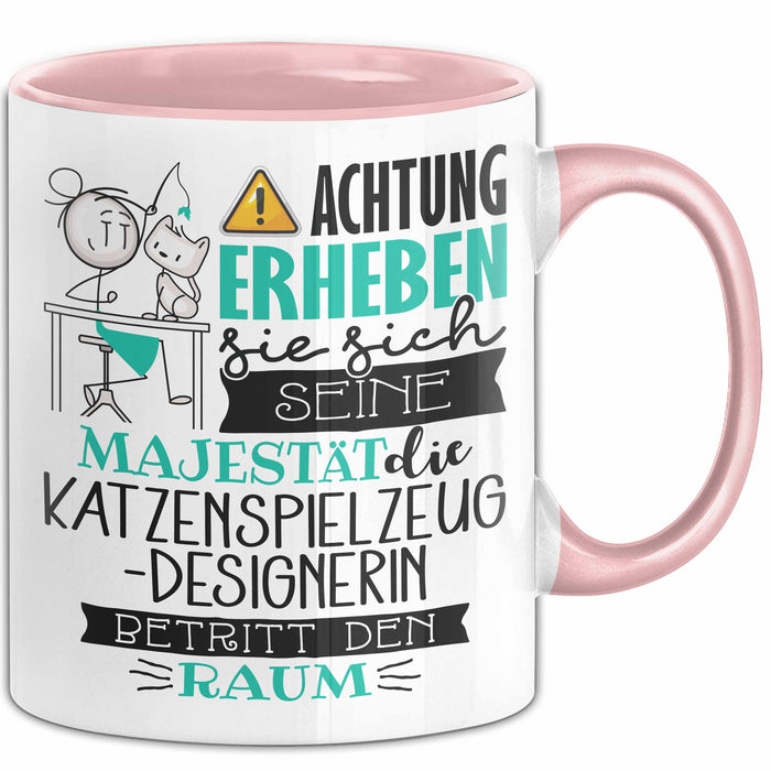 Katzenspielzeug-Designerin Tasse Geschenk Lustiger Spruch Bitte Erheben Sie Sich Seine Majestät Die Katzenspielzeug-Designerin Betritt Den Raum Rosa Trendation