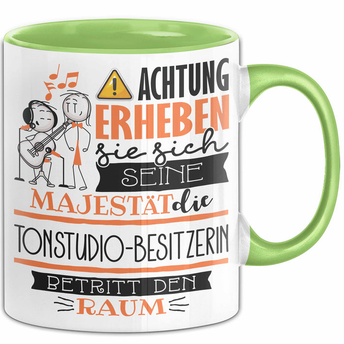 Tonstudio-Besitzerin Tasse Geschenk Lustiger Spruch Bitte Erheben Sie Sich Seine Majestät Die Tonstudio-Besitzerin Betritt Den Raum Grün Trendation