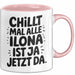 Ilona Tasse Geschenk Chillt Mal Alle Ilona Ist Ja Jetzt Da Geschenkidee Becher mit Name Rosa Trendation