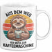 Faultier Kaffee Liebhaber Tasse Geschenk Lustige Geschenkidee Spruch Aus Dem Weg Ich Muss Zur Kaffeemaschine Weiß Trendation
