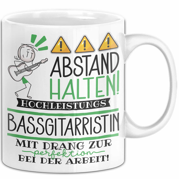 Bassgitarristin Tasse Geschenk Lustig Abstand Halten Hochleistungs-Bassgitarristin Mit Drang Zur Perfektion Bei Der Arbeit Weiß Trendation