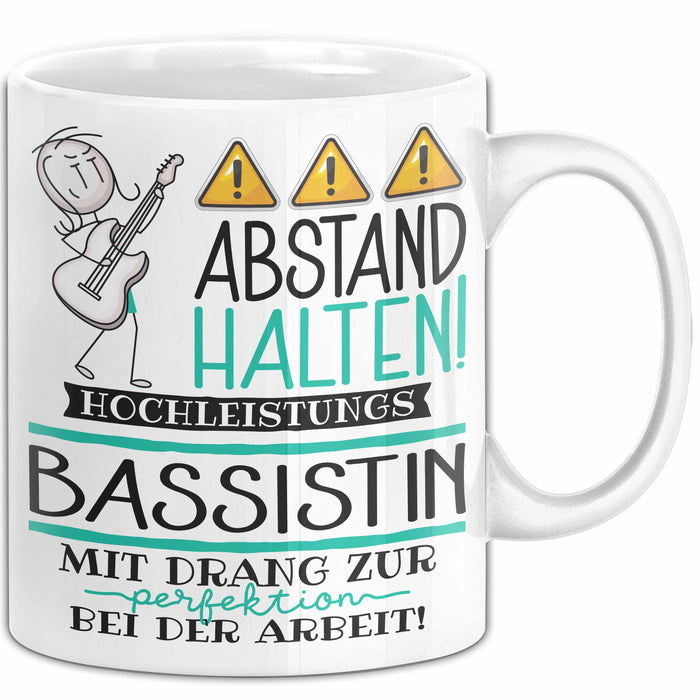 Bassistin Tasse Geschenk Lustig Abstand Halten Hochleistungs-Bassistin Mit Drang Zur Perfektion Bei Der Arbeit Weiß Trendation