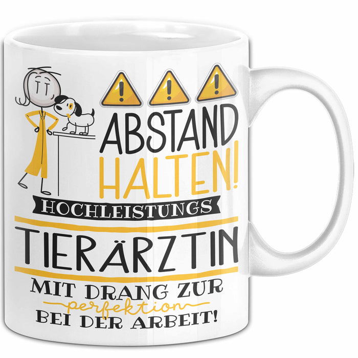 Tierärztin Tasse Geschenk Lustig Abstand Halten Hochleistungs-Tierärztin Mit Drang Zur Perfektion Bei Der Arbeit Weiß Trendation