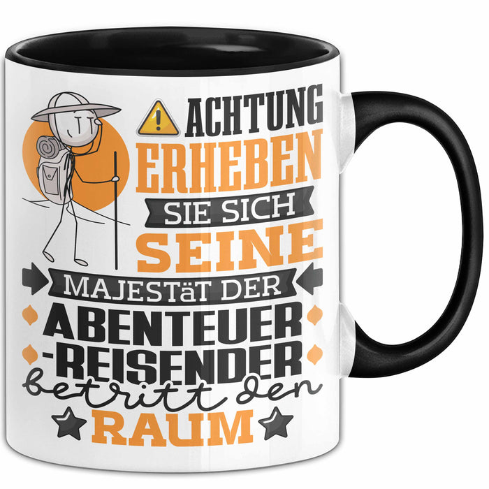 Abenteurreisender Geschenk Tasse Lustiger Spruch Erheben Sie Sich Der Abenteurreisender Betritt den Raum Schwarz Trendation