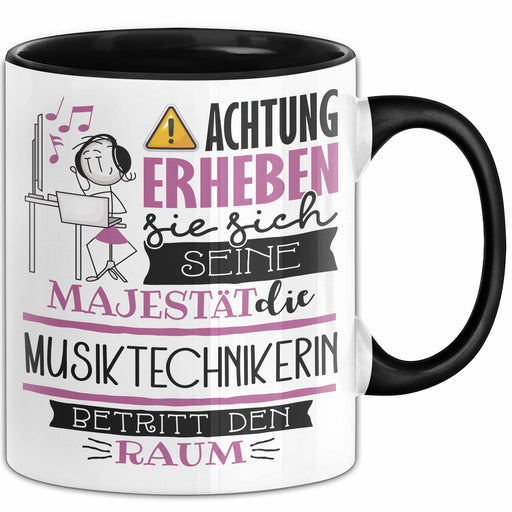 Musiktechnikerin Tasse Geschenk Lustiger Spruch Bitte Erheben Sie Sich Seine Majestät Die Musiktechnikerin Betritt Den Raum Schwarz Trendation
