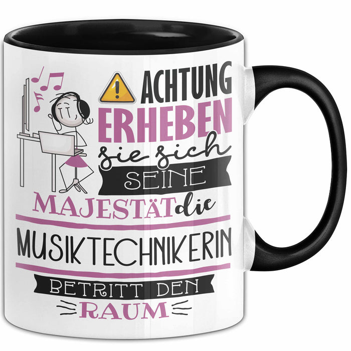 Musiktechnikerin Tasse Geschenk Lustiger Spruch Bitte Erheben Sie Sich Seine Majestät Die Musiktechnikerin Betritt Den Raum Schwarz Trendation