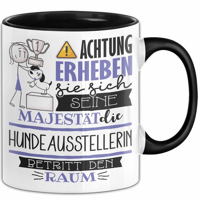 Hundeausstellerin Tasse Geschenk Lustiger Spruch Bitte Erheben Sie Sich Seine Majestät Die Hundeausstellerin Betritt Den Raum Schwarz Trendation