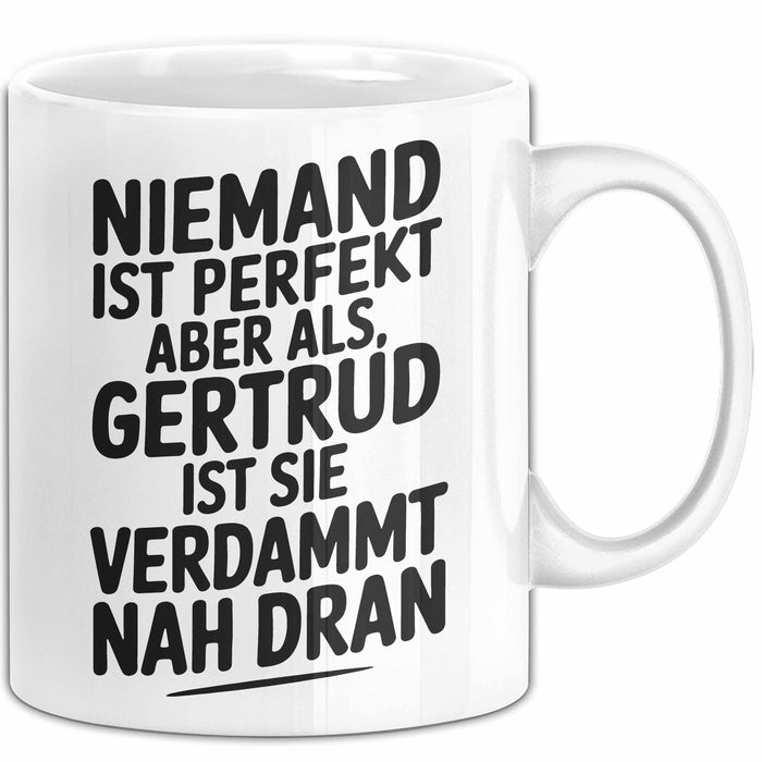Gertrud Tasse Geschenk Niemand Ist Perfekt Gertrud Verdammt Nah Dran Geschenkidee Weiß Trendation