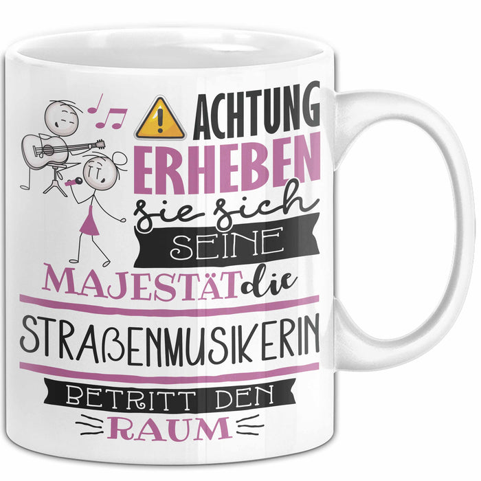 Straßenmusikerin Tasse Geschenk Lustiger Spruch Bitte Erheben Sie Sich Seine Majestät Die Straßenmusikerin Betritt Den Raum Weiß Trendation