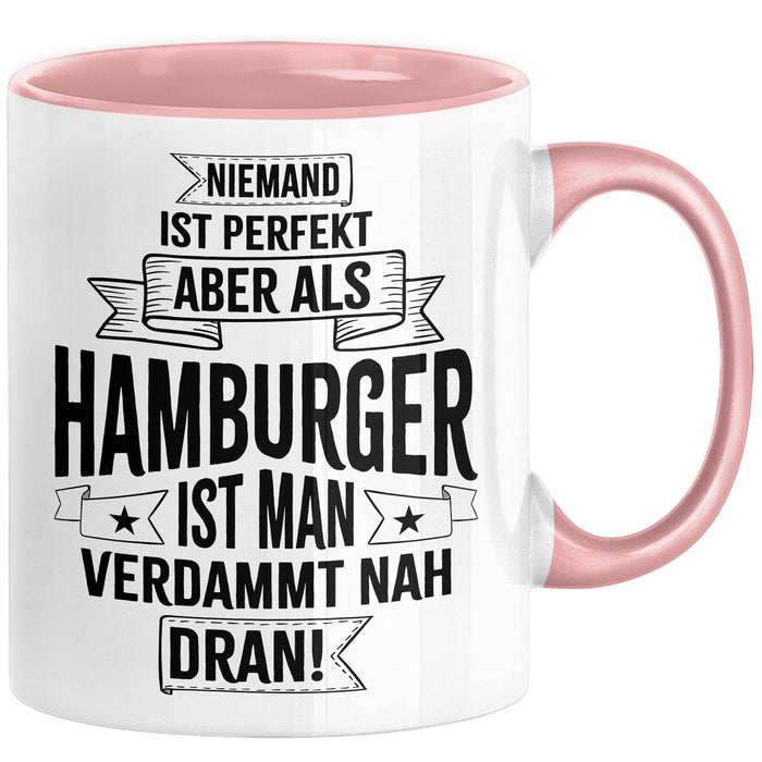 Hamburg Tasse Fan Hamburger Geschenkidee Spruch Niemand Ist Perfekt Aber Als Hamburger Ist Man Verdammt Nah Dran Kaffee-Becher Rosa Trendation