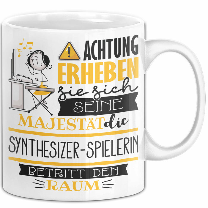 Synthesizer-Spielerin Tasse Geschenk Lustiger Spruch Bitte Erheben Sie Sich Seine Majestät Die Synthesizer-Spielerin Betritt Den Raum Weiß Trendation