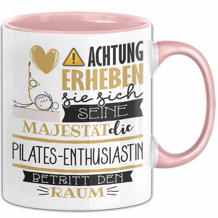 Pilates-Enthusiastin Tasse Geschenk Lustiger Spruch Bitte Erheben Sie Sich Seine Majestät Die Pilates-Enthusiastin Betritt Den Raum Rosa Trendation
