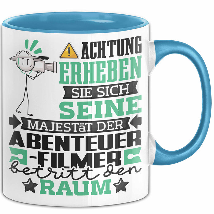 Abenteuerfilmer Geschenk Tasse Lustiger Spruch Erheben Sie Sich Der Abenteuerfilmer Betritt den Raum Blau Trendation